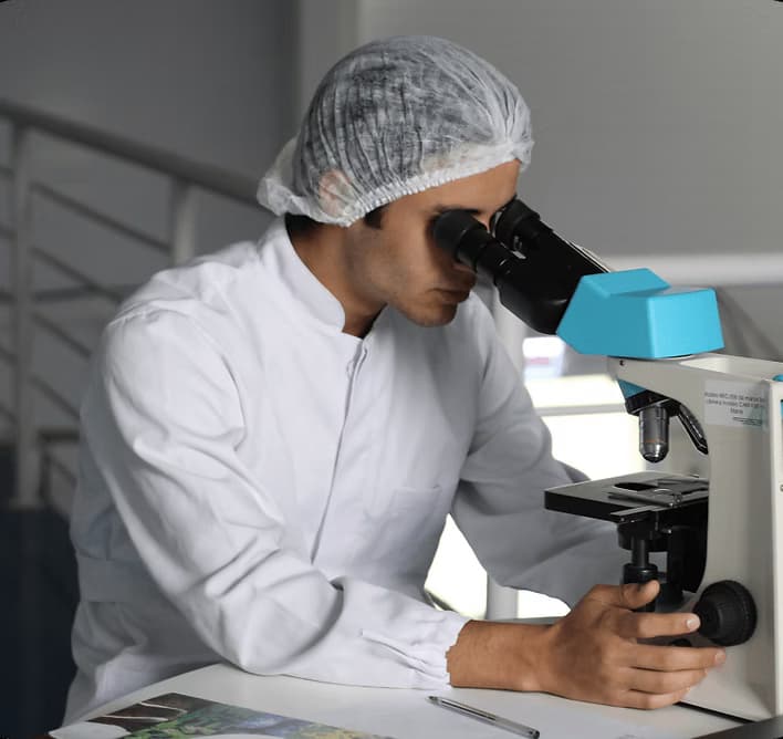 Investigador a olhar para microscópio