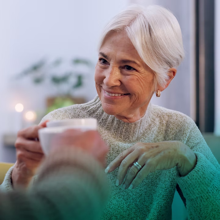 Ältere Frau lächelt während der Beratung