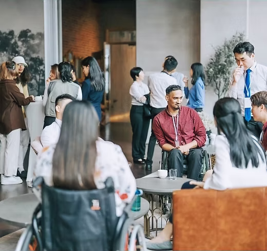 Membri della comunità che collaborano per rafforzare l'impatto organizzativo